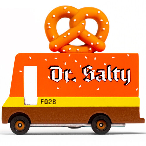 Candylab Dr. Salty speelgoedvrachtauto met een pretzel op het dak, van de zijkant gezien.