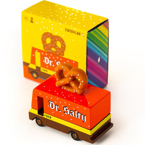 Candylab Dr. Salty speelgoedvrachtauto met pretzel op het dak, schuin voor de gele verpakking.