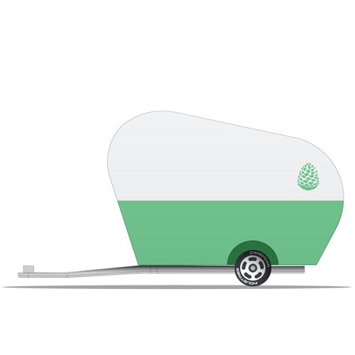 Illustratie van een Candylab houten speelgoedcaravan in groen en wit met dennenappel logo, zijaanzicht.
