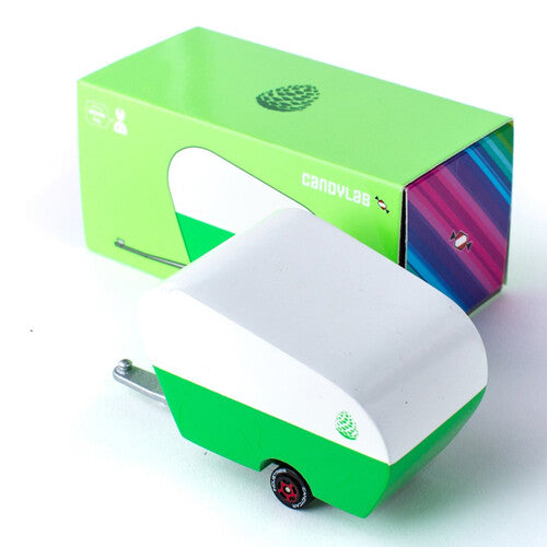 Candylab houten speelgoedcaravan in groen en wit, naast de groene verpakking met logo.