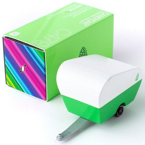 Candylab houten speelgoedcaravan in groen en wit, naast de groene verpakking met productnaam.