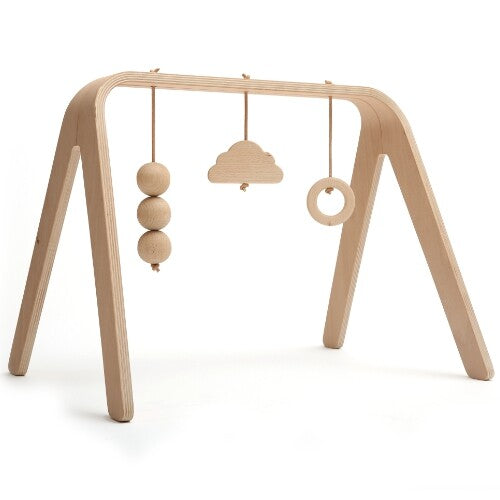 Charlie Crane houten babygym met drie hangende speeltjes: drie ballen, een wolk en een ring.