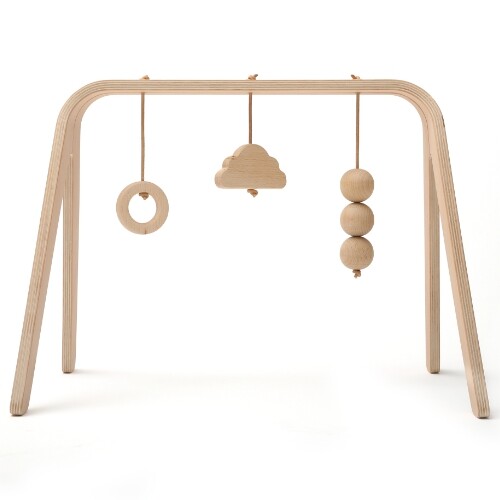 Charlie Crane houten babygym met drie hangende speeltjes: een ring, drie ballen en een wolk.