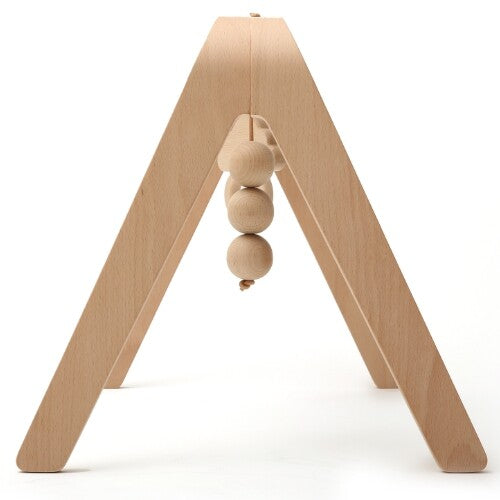 Zijaanzicht van de Charlie Crane houten babygym met hangende houten ballen.