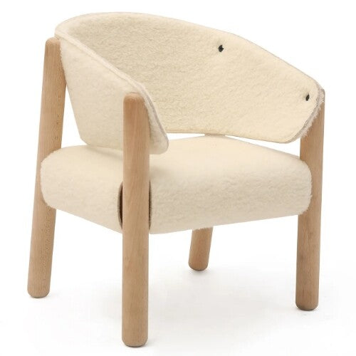 Charlie Crane kinderstoel Saba Fur, schuin van voren gezien, met beige wollen bekleding en houten poten.