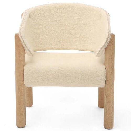Charlie Crane kinderstoel Saba Fur, van voren gezien, met beige wollen bekleding en houten poten.