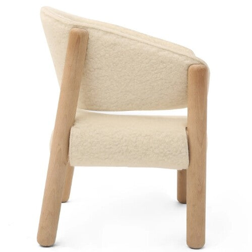 Charlie Crane kinderstoel Saba Fur, van de zijkant gezien, met beige wollen bekleding en houten poten.