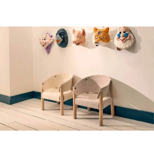 Twee Charlie Crane kinderstoelen Saba Fur in een kamer met dierenmaskers aan de muur.