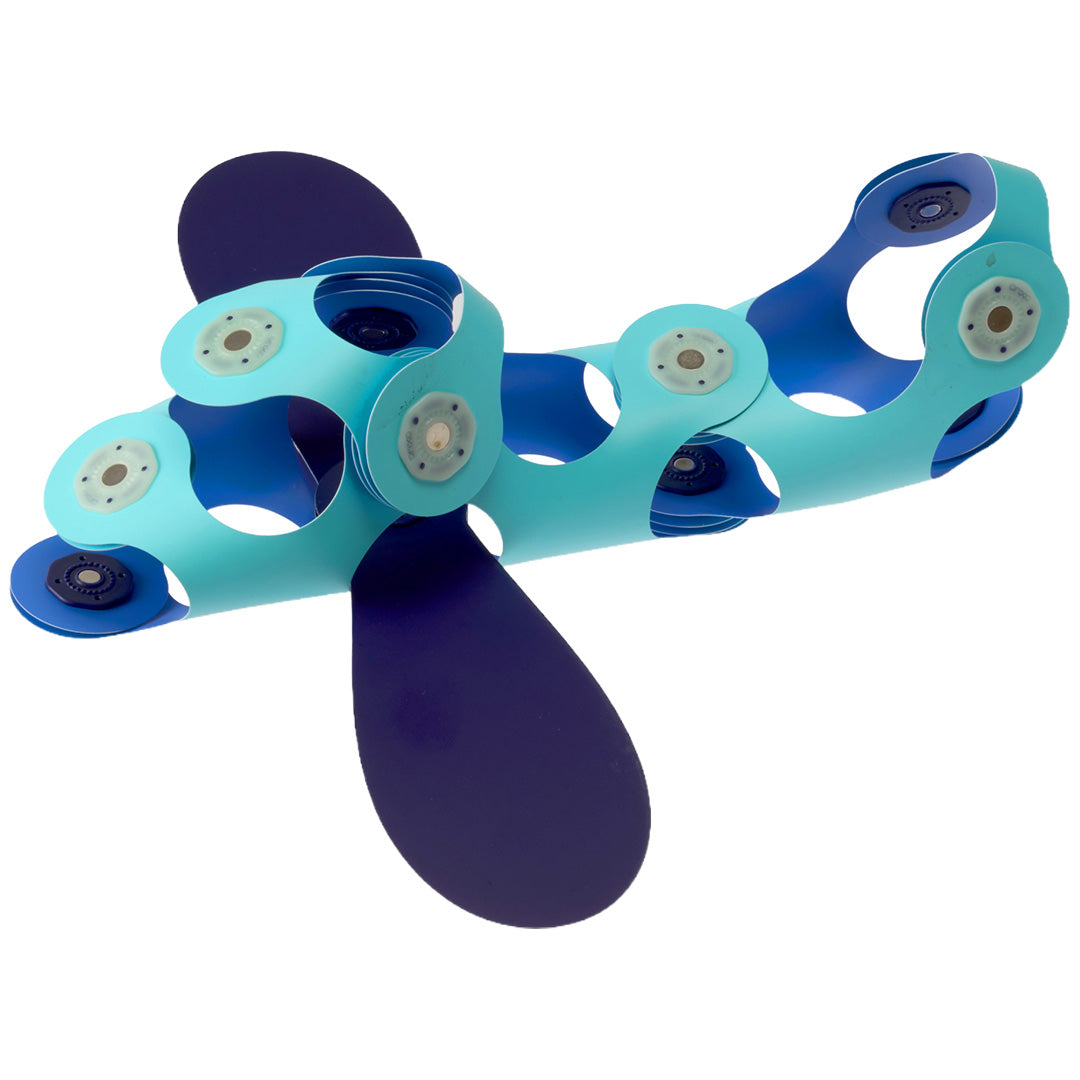 Een Clixo magnetisch speelgoedvliegtuig, opgebouwd uit blauwe en donkerblauwe onderdelen.