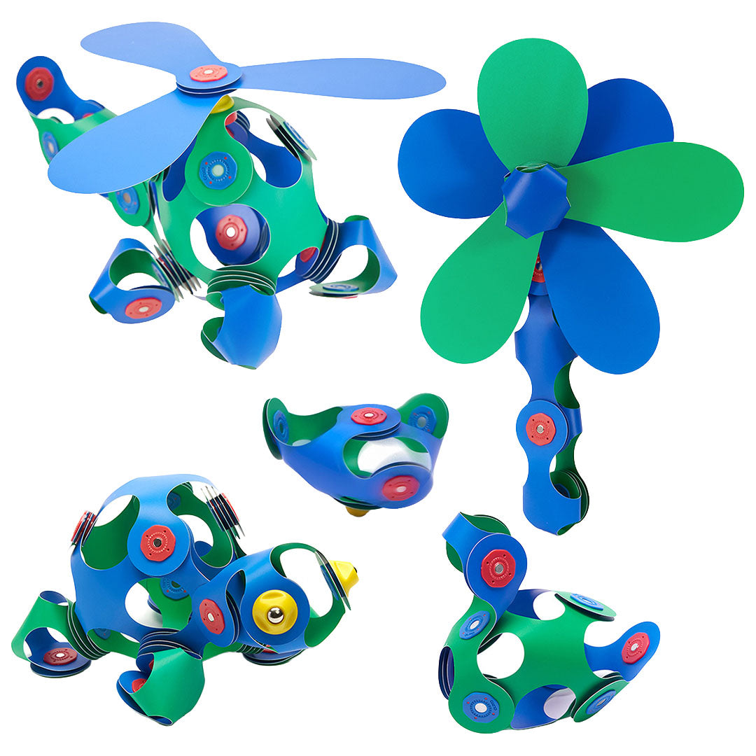 Verschillende creaties van de Clixo magnetische bouwset, waaronder een blauw-groen vliegtuig, een dier en een windmolen.