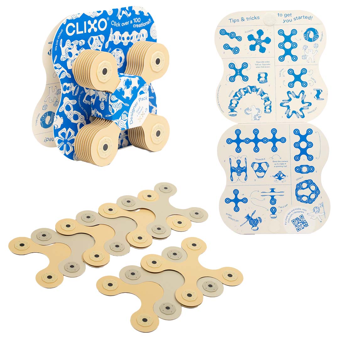 Clixo magnetische bouwset met een blauw-wit voertuig, instructies en losse beige en grijze bouwstukken.