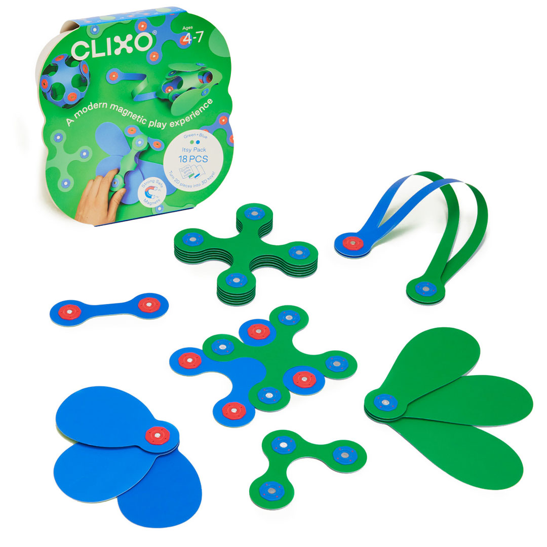 Clixo magnetische bouwset met diverse groene en blauwe bouwstukken en de verpakking op de achtergrond.