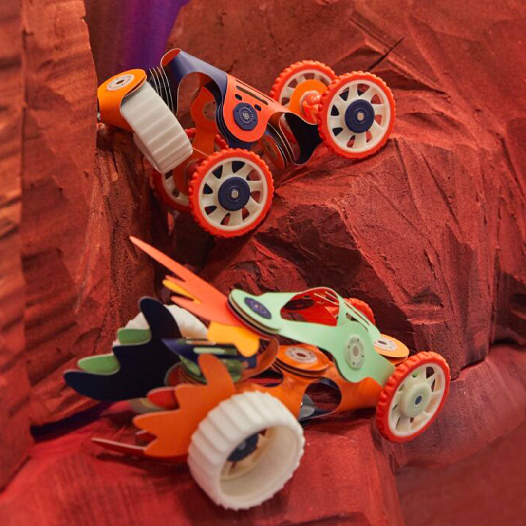 Twee Clixo bouwset rovers op een rood, rotsachtig oppervlak.