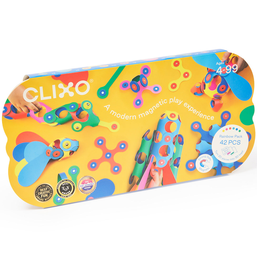 De schuine voorkant van de gele Clixo magnetische bouwset verpakking met afbeeldingen van gemaakte figuren.