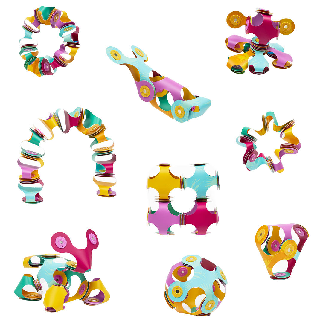 Diverse creaties gemaakt met de Clixo magnetische bouwset Tiny & Mighty jungle, zoals een ring, boog en abstracte vormen in veelkleurige patronen.