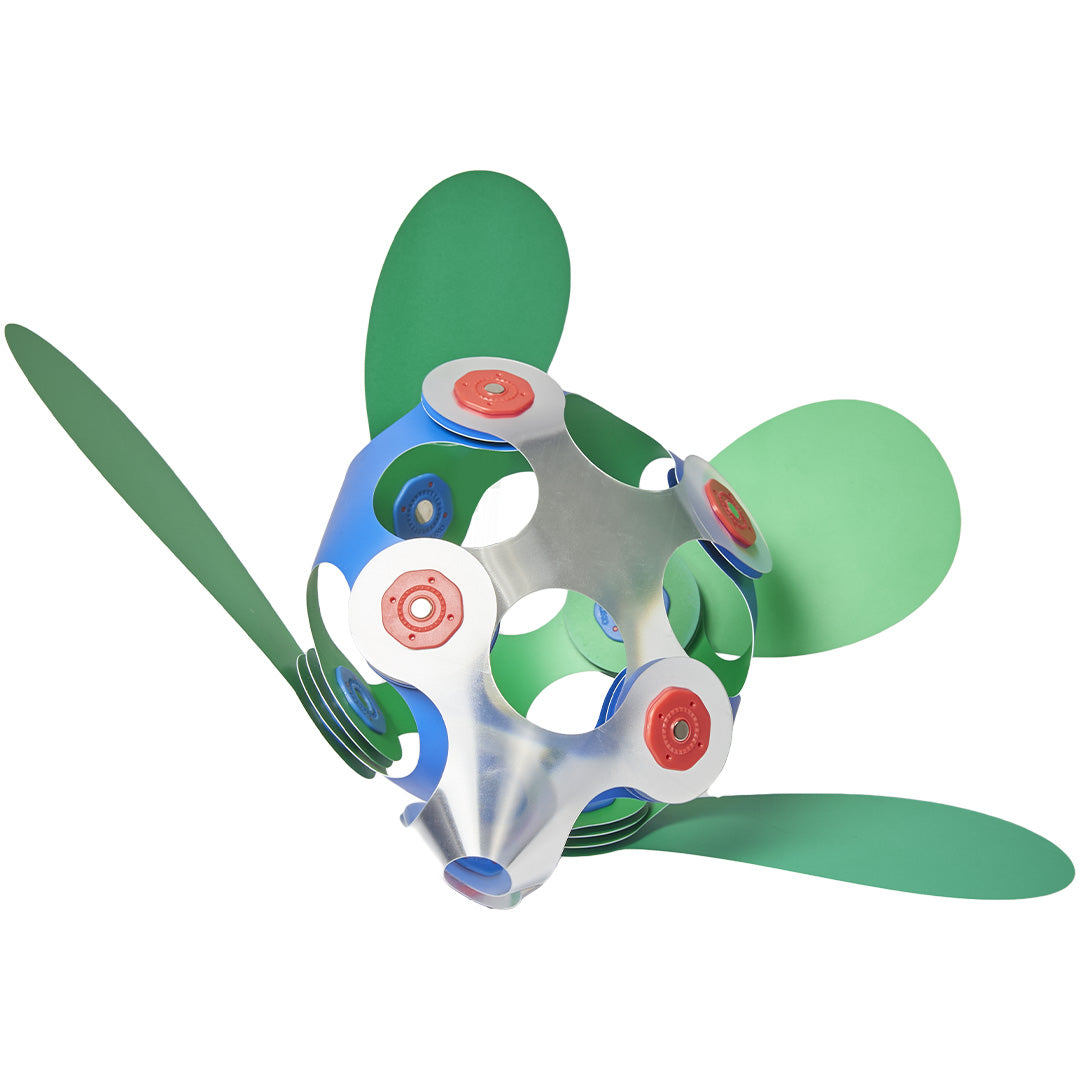 Een Clixo magnetische creatie in de vorm van een bol met groene propellers.