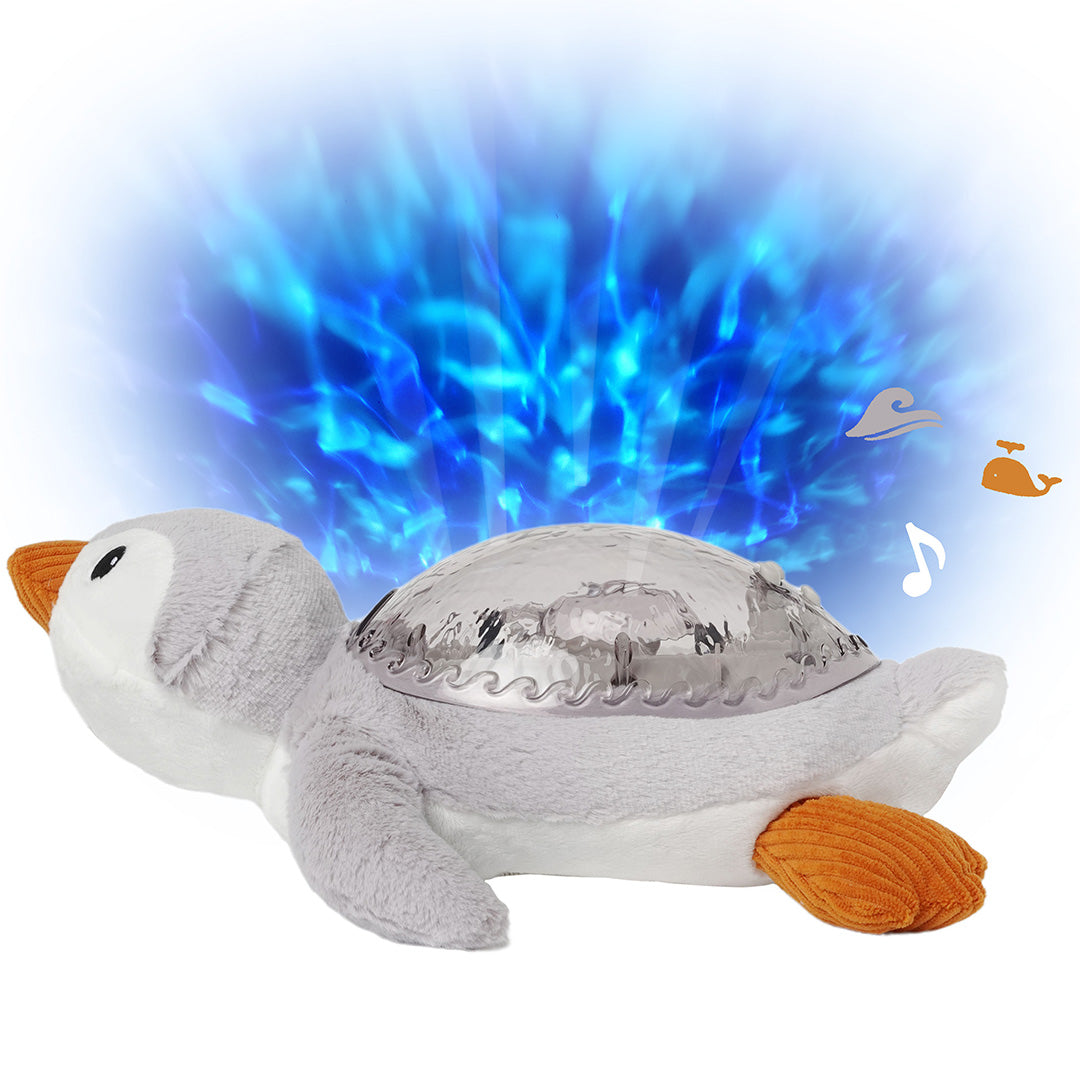 cloud.b knuffelpinguin met nachtlamp die blauwe watergolven projecteert, met symbolen voor geluid en muziek.