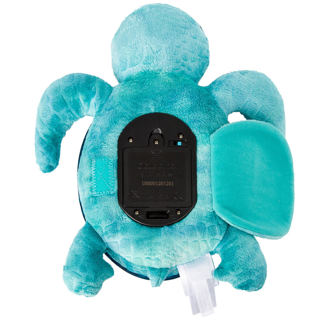 De achterkant van de cloud.b knuffelschildpad met nachtlamp, met het batterijvakje en een treklabel.