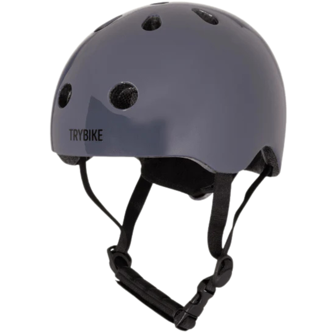 Grijze kinderhelm van coconuts helmets met het Trybike logo aan de zijkant.