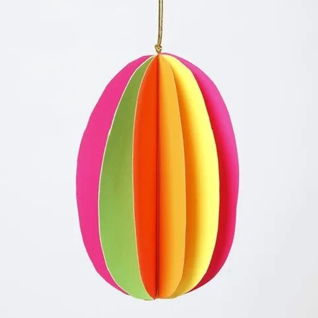 Een hangende, kleurrijke paasei-decoratie gemaakt van knutselkarton.