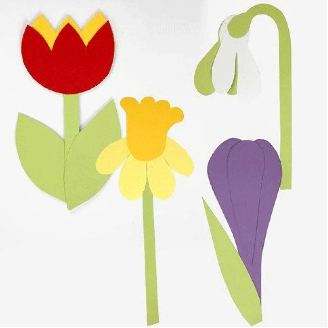 Knutselwerk van karton met vier lente bloemen: een tulp, narcis, krokus en sneeuwklokje.