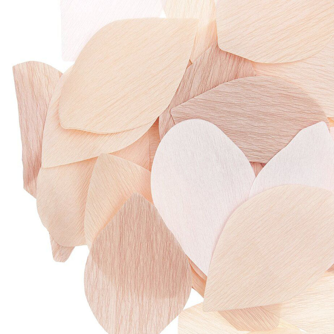 Detailopname van Rico Design confetti rozenblaadjes in verschillende beige en roze tinten.