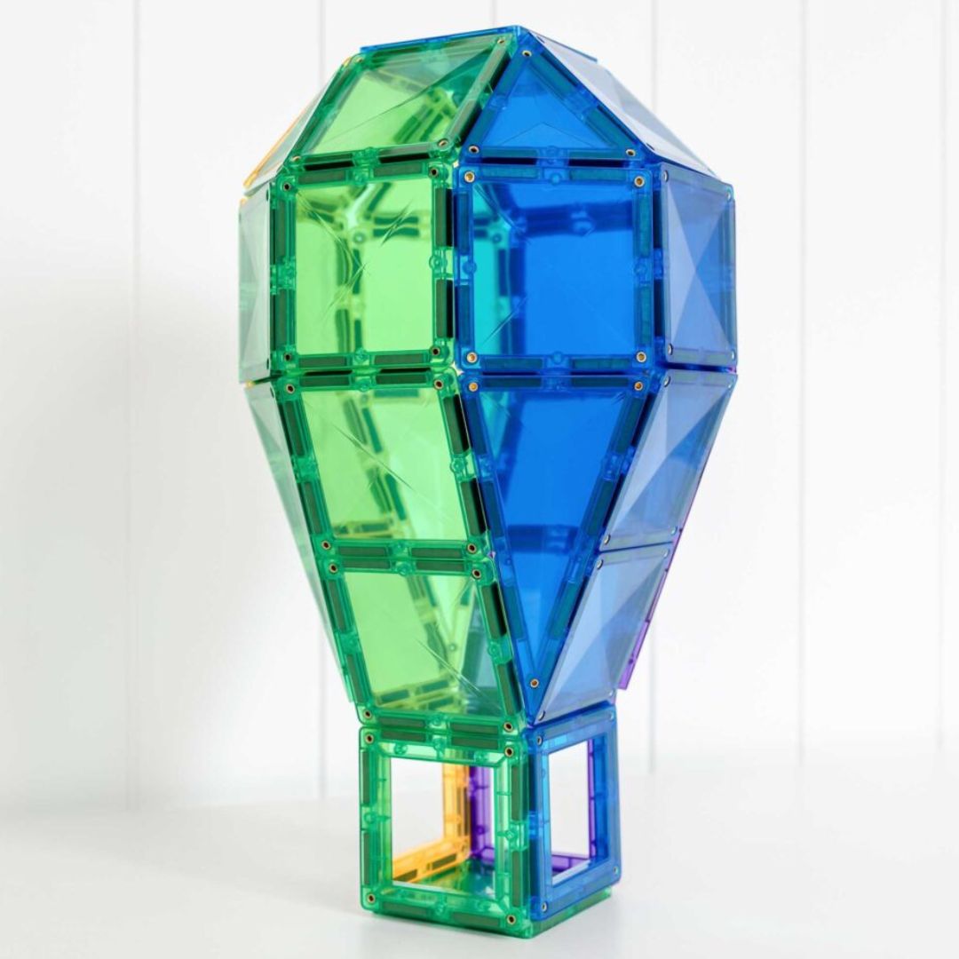Een blauw en groeneluchtballonvorm gebouwd van Connetix magnetische tegels.