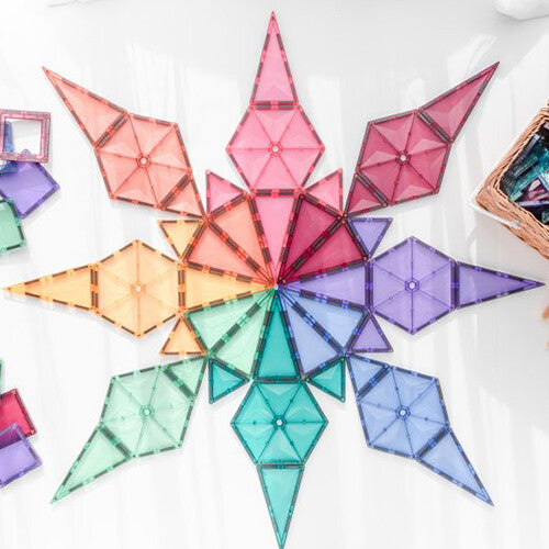 Een stervormige constructie gemaakt van Connetix pastel magnetische tegels.