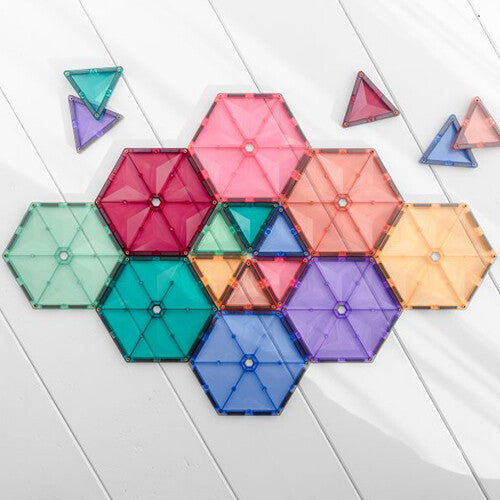 Een patroon van Connetix pastel zeshoekige en driehoekige magnetische tegels.