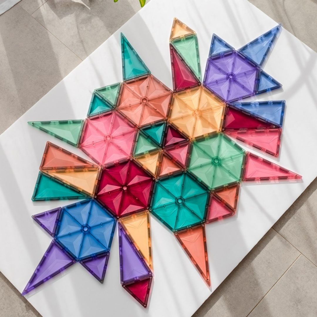 Een abstracte constructie gemaakt van diverse Connetix pastel magnetische tegels.