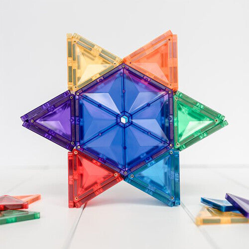 Een 3D-ster gemaakt van Connetix magnetische tegels in regenboogkleuren op een witte ondergrond.