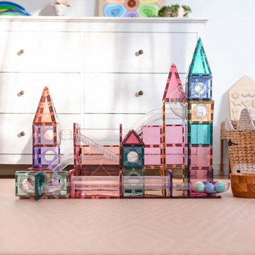 Een Connetix magnetische tegels knikkerbaan in pastelkleuren, gebouwd als een kasteel met ballen aan het einde.