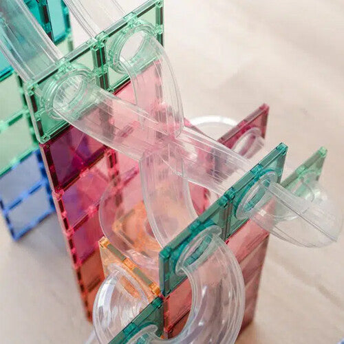Detail van de transparante buizen en pastelkleurige magnetische tegels van de Connetix knikkerbaan.