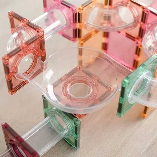 Detail van een transparant trechterstuk dat pastelkleurige magnetische tegels van de Connetix knikkerbaan verbindt.