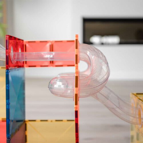 Detail van een Connetix knikkerbaan met rode en blauwe magnetische tegels en een transparante spiraalbuis.