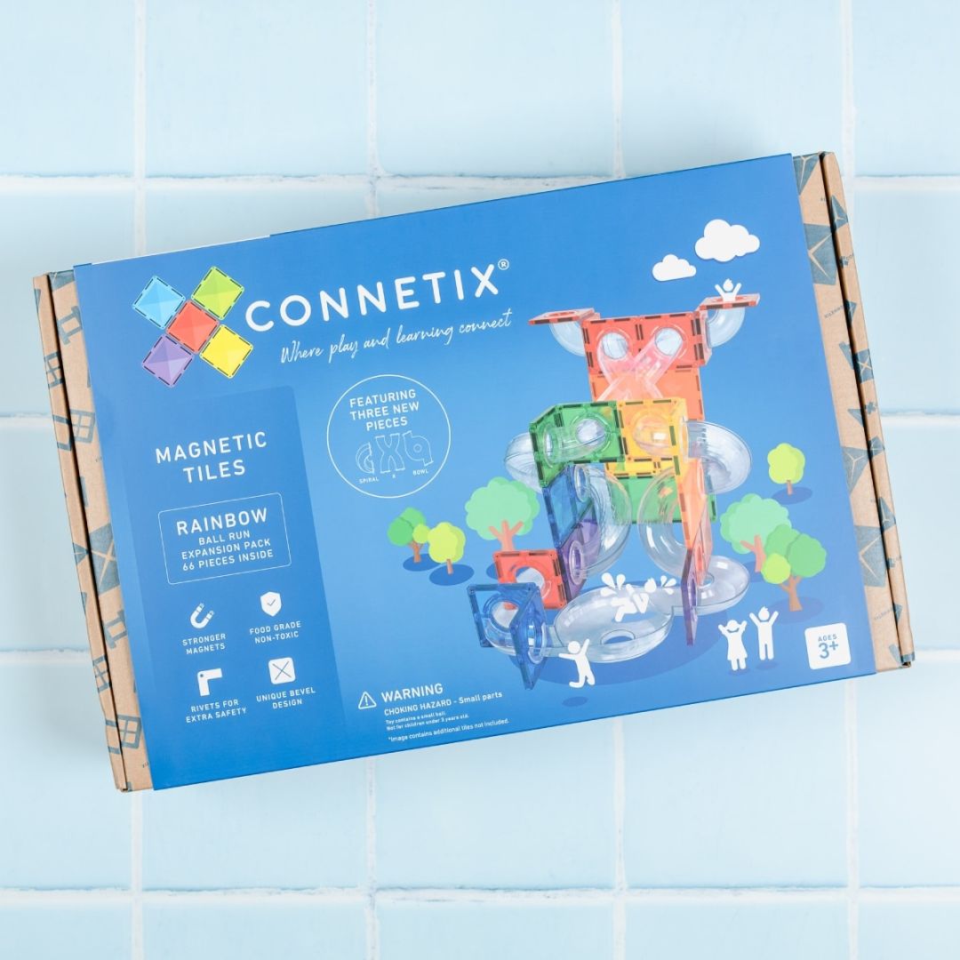 De bovenkant van de Connetix verpakking voor de regenboog knikkerbaan met magnetische tegels.