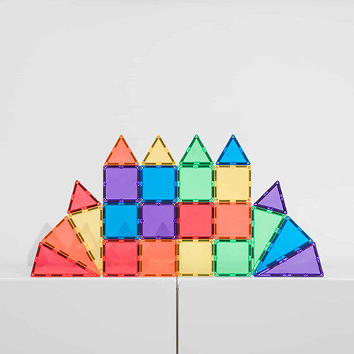 Een kasteel of stad gemaakt van Connetix magnetische tegels in regenboogkleuren.