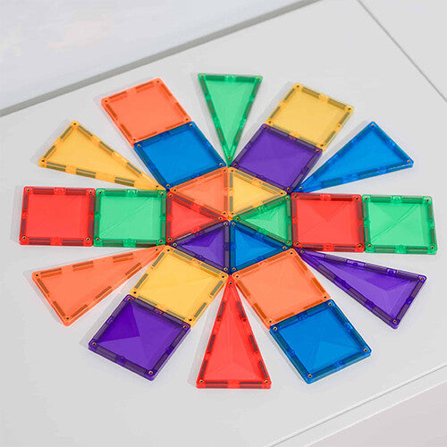 Connetix magnetische tegels in regenboogkleuren gerangschikt in een stervormig patroon.