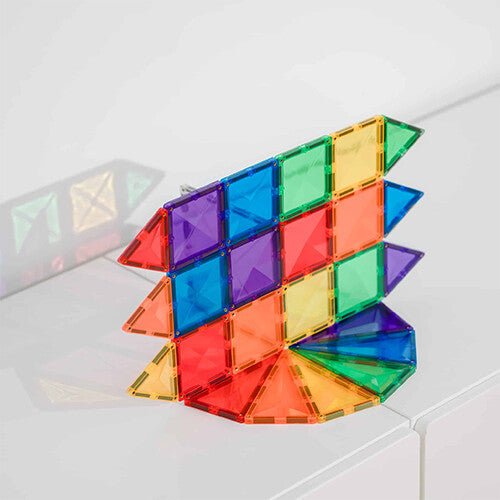 Een schuin aanzicht van een driedimensionale constructie van Connetix magnetische tegels in regenboogkleuren.