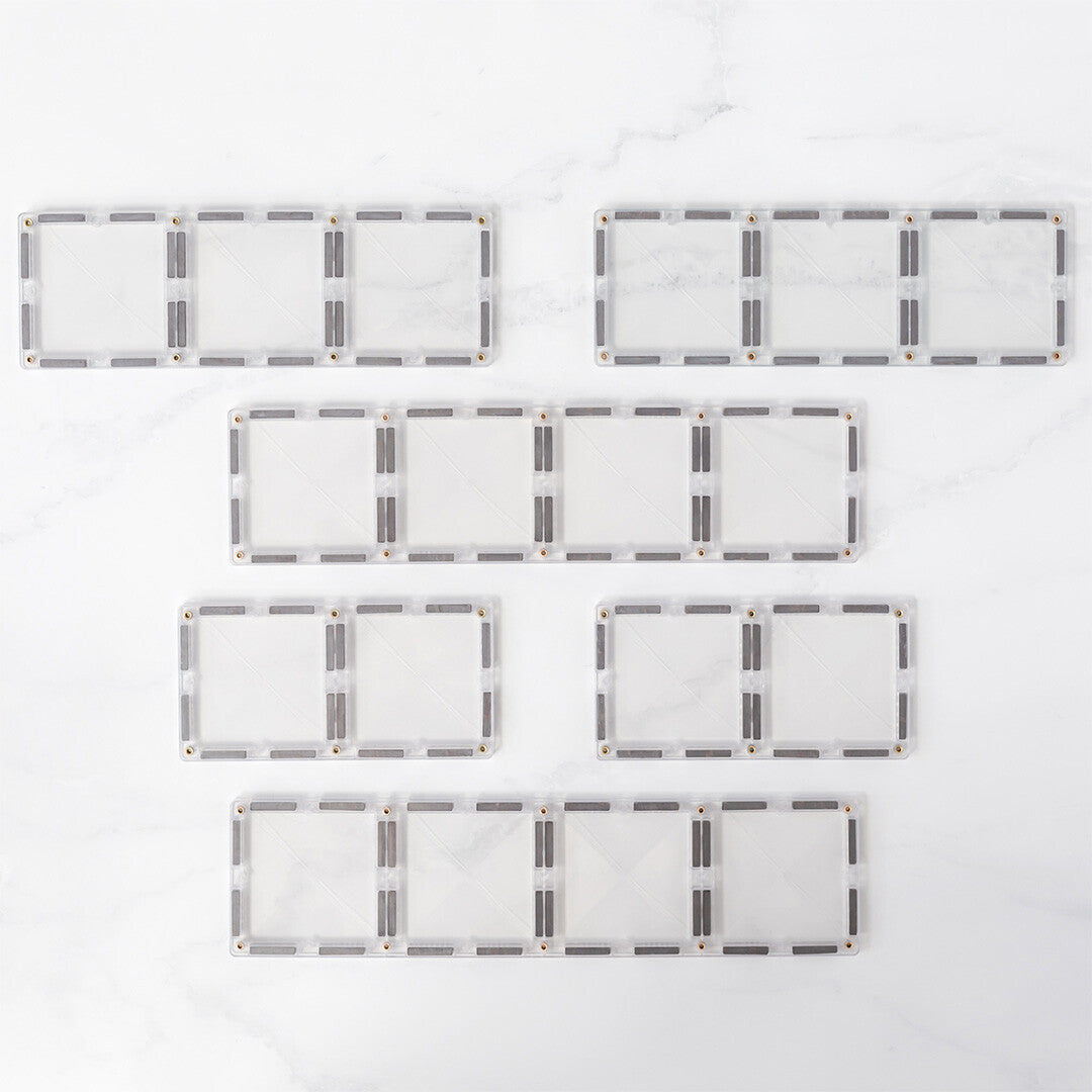 Bovenaanzicht van zes transparante Connetix magnetische tegels.