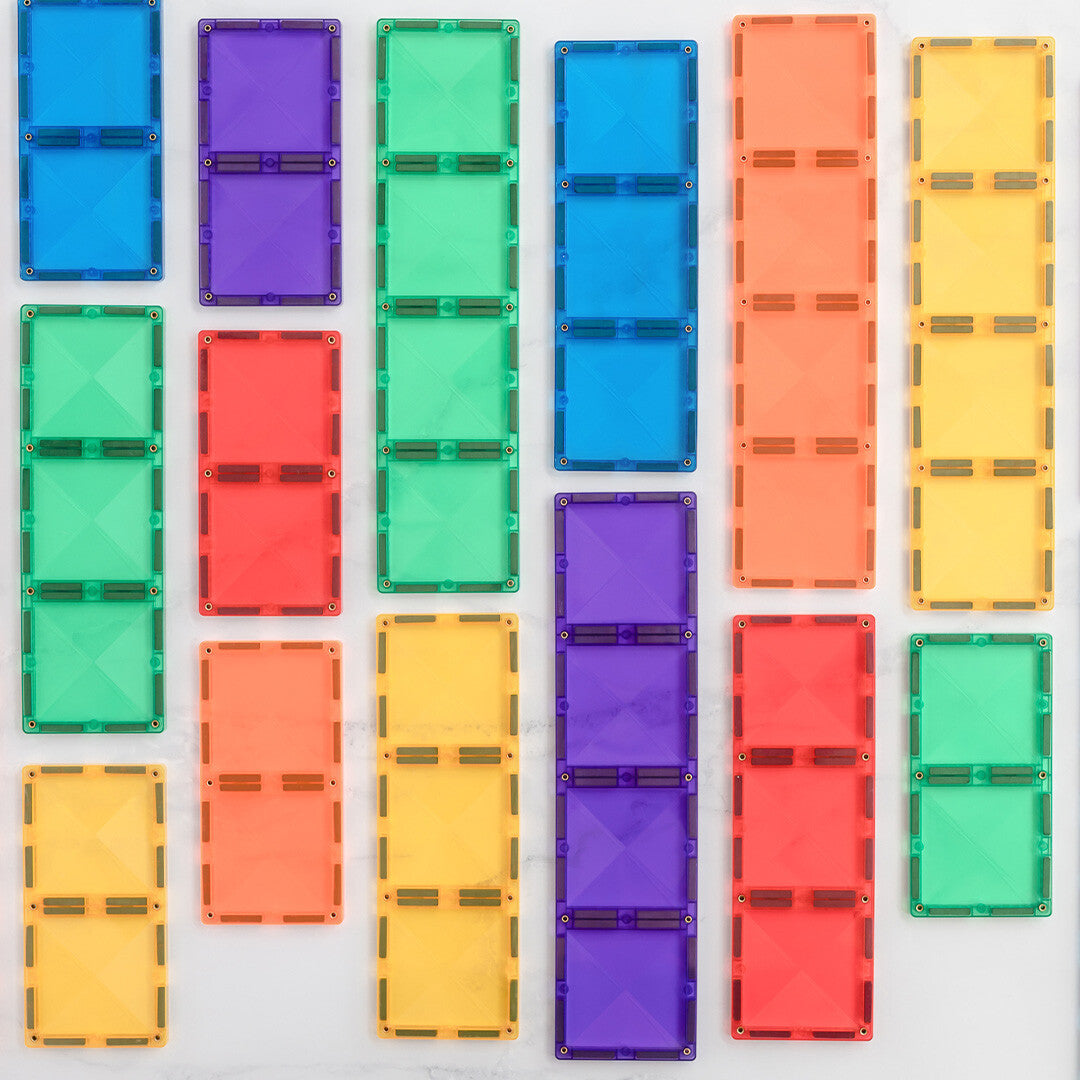Bovenaanzicht van Connetix magnetische tegels in alle regenboogkleuren, gerangschikt in kolommen.
