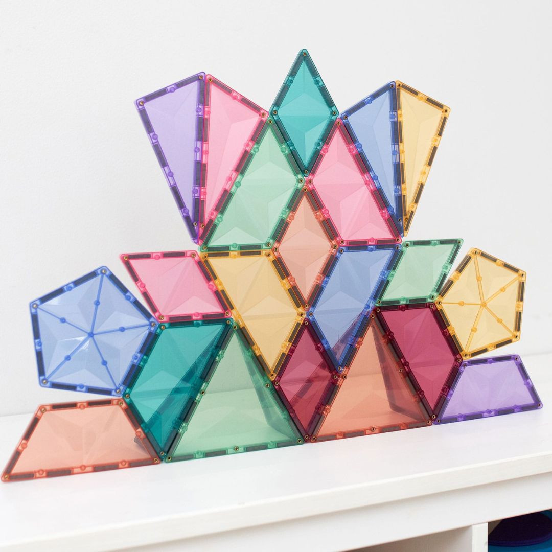 Een kleurrijke, geometrische constructie gemaakt van Connetix pastel magnetische tegels.