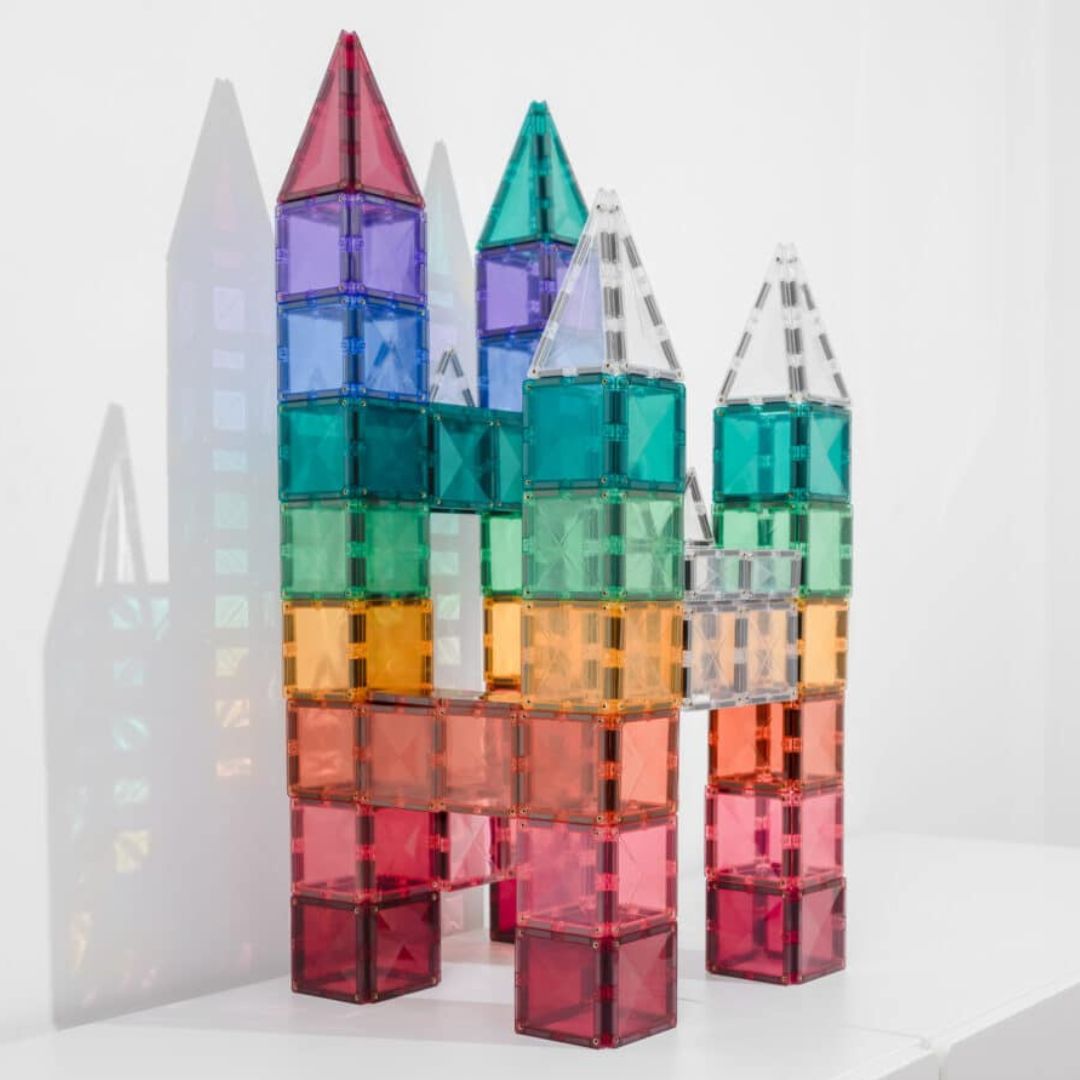 Een kasteel gebouwd van Connetix magnetische tegels in diverse heldere en pastelkleuren.