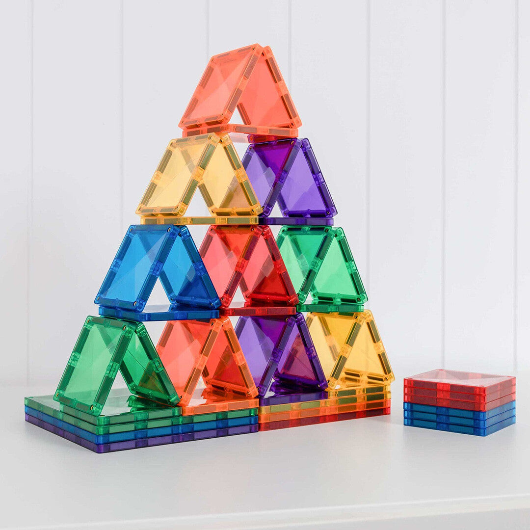 Een piramidevormige constructie gemaakt van Connetix magnetische tegels in regenboogkleuren.