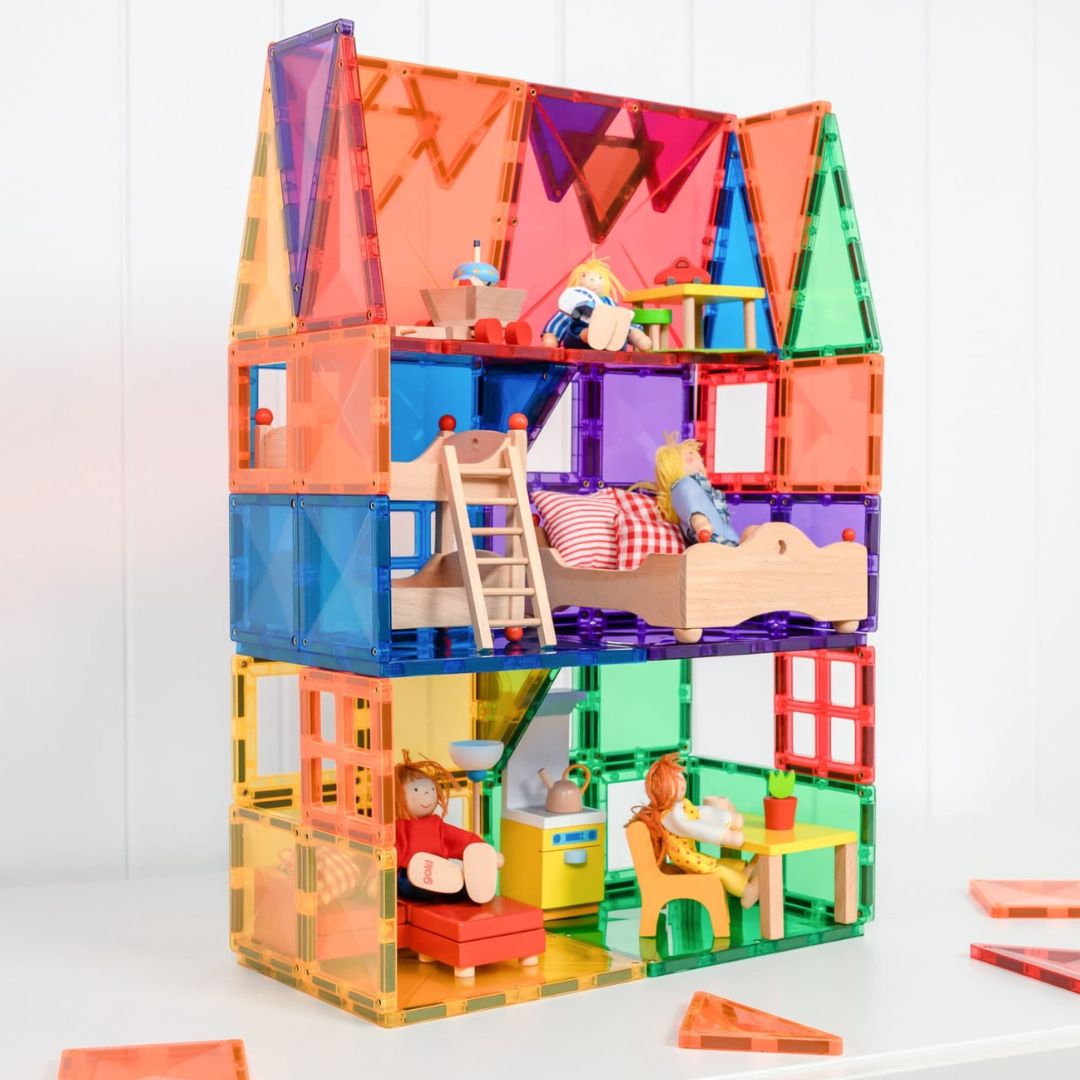 Een kleurrijk poppenhuis gebouwd met Connetix magnetische tegels, inclusief meubels en poppen.
