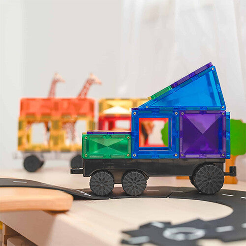 Detail van een Connetix magnetische tegels vrachtwagen in blauw en paars op een speelmat.