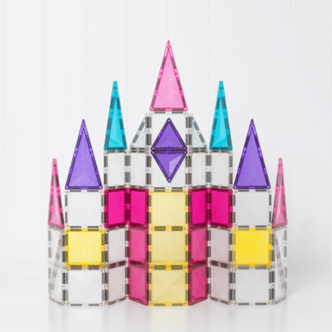 Een kasteel gebouwd van veelkleurige Connetix glitter magnetische tegels.