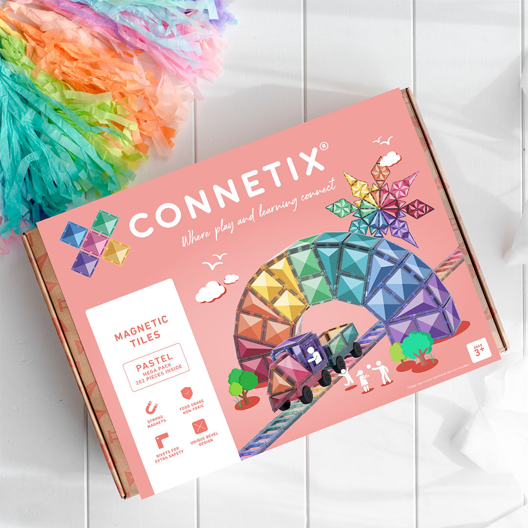 Connetix magnetische tegels mega pastel verpakking schuin gefotografeerd, met kleurrijke decoratie.