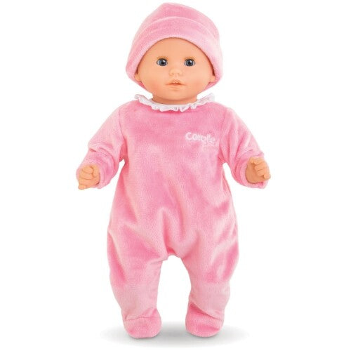 Corolle roze fluwelen poppenpyjama set met muts gedragen door een pop.