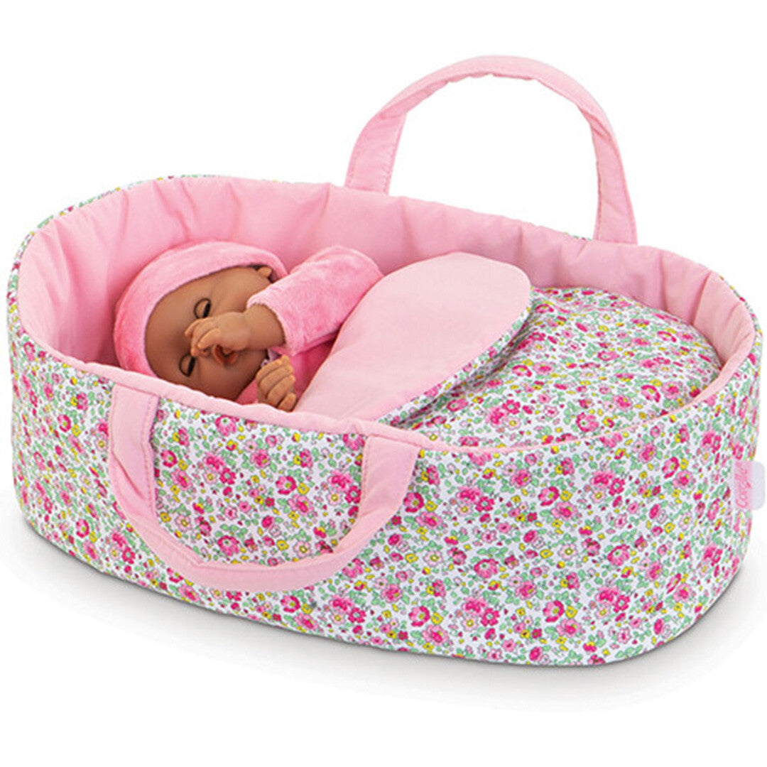 Corolle poppenreiswieg met bloemenpatroon waarin een slapende babypop ligt.